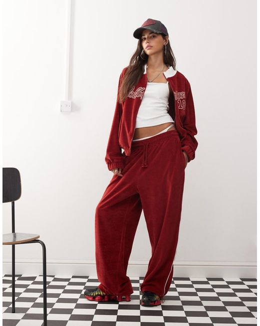 Joggers Dritti Taglio Comodo di Collusion in Red