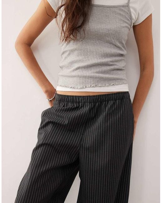 Pantalones Gris Oscuro De Pernera Ancha Con Raya Diplomática Y Cintura Elástica De Weekday de color White
