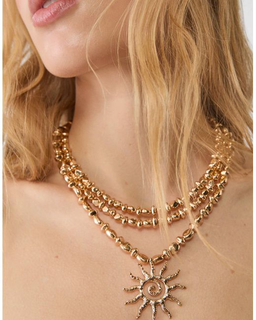 Collier long avec pendentif soleil - doré Stradivarius en coloris Natural