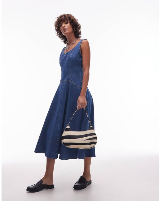 Robe mi-longue à bretelles en jean délavé avec taille basse et jupe cercle TOPSHOP en coloris Blue
