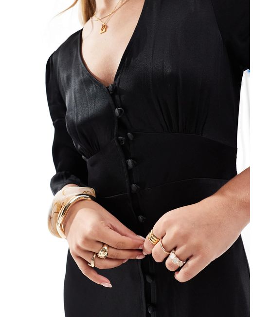 L'invitée - robe longue à col v et boutons sur le devant Maids To Measure en coloris Black