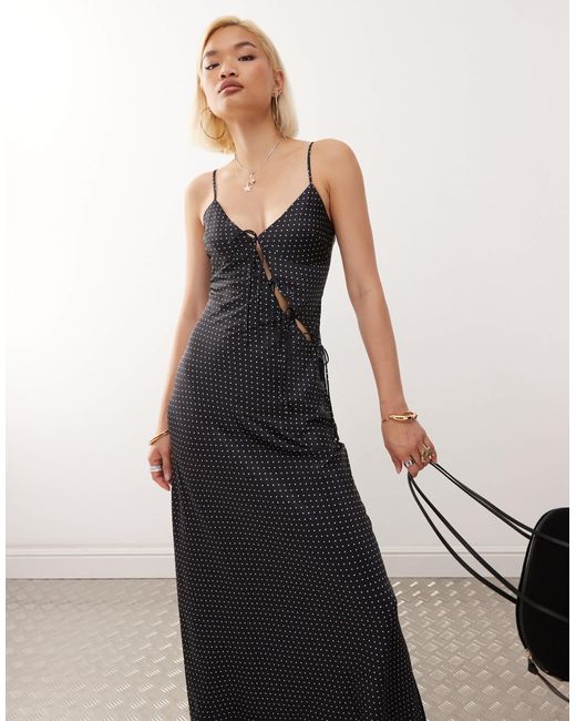 About a girl - robe longue en satin à pois avec découpe asymétrique à liens noués Lioness en coloris Black