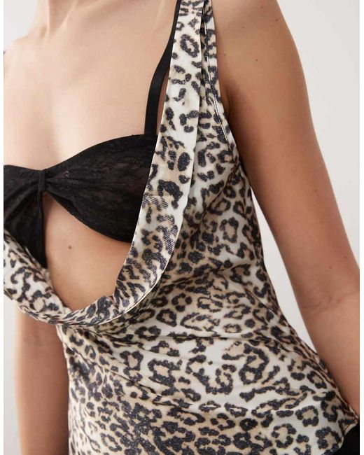 Lioness Top Met Extreem Gedrapeerde Voorkant En Zwarte Bh Van Kant in het Multicolor
