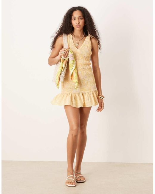 Vestito Corto Giallo A Quadri Arricciato Con Spalline Allacciate di ASOS in Natural