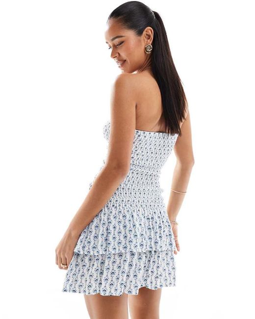 Vestito Corto A Fascia Arricciato Con Volant A Fiori di Stradivarius in Blue