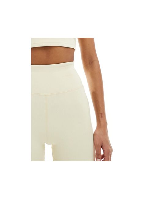 ASOS 4505 Natural – active – knapp geschnittene leggings-shorts