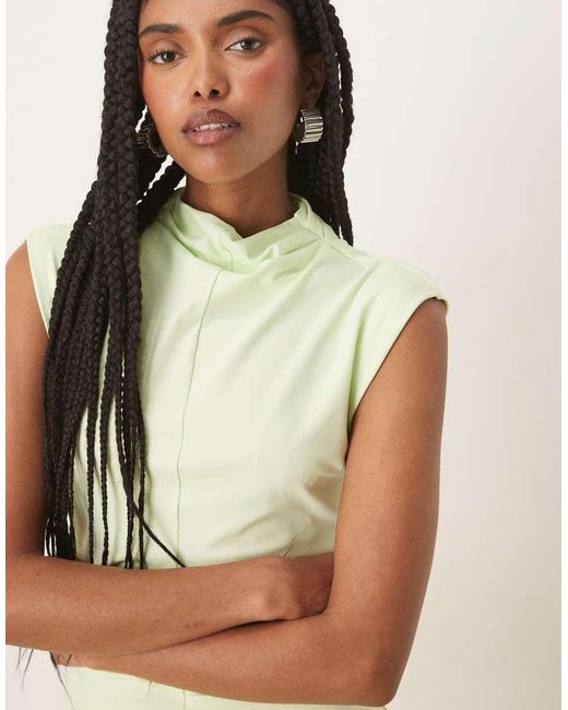 Vestido Midi Verde Con Cuello Alto Y Detalle Fruncido De Tejido Suave De ASOS de color Natural