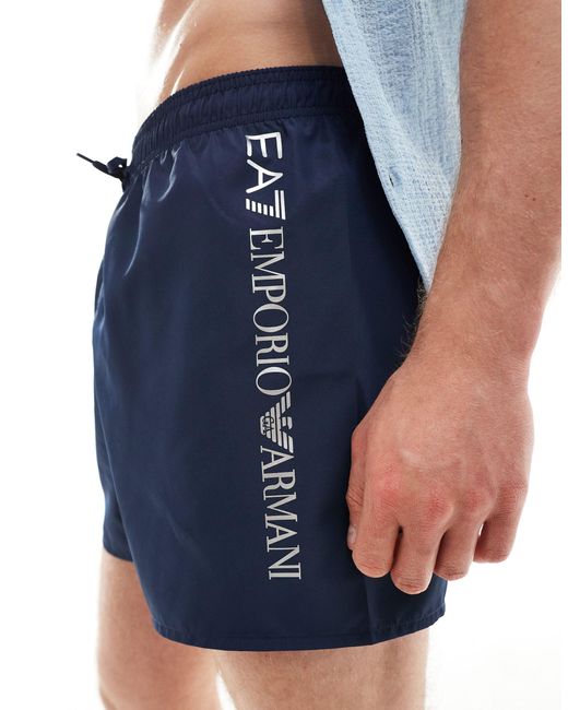 Armani - pantaloncini da bagno con logo laterale verticale di EA7 in Blue da Uomo