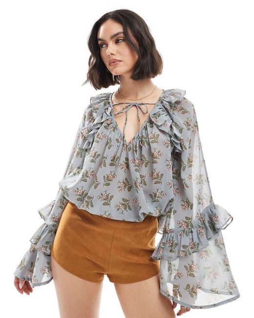 Top Grembiule Con Allacciatura Sul Collo, Maniche Svasate E Stampa A Fiori di ASOS in White