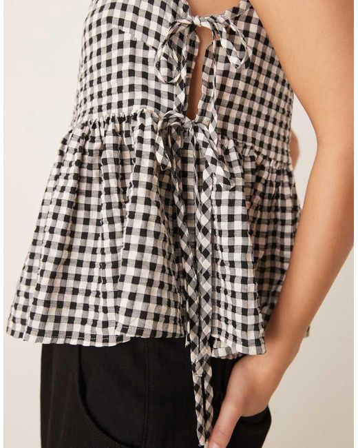 Top A Cuadros Vichy Monocromáticos De Tirantes De Estilo Babydoll Con Lazada Lateral De ASOS de color Multicolor