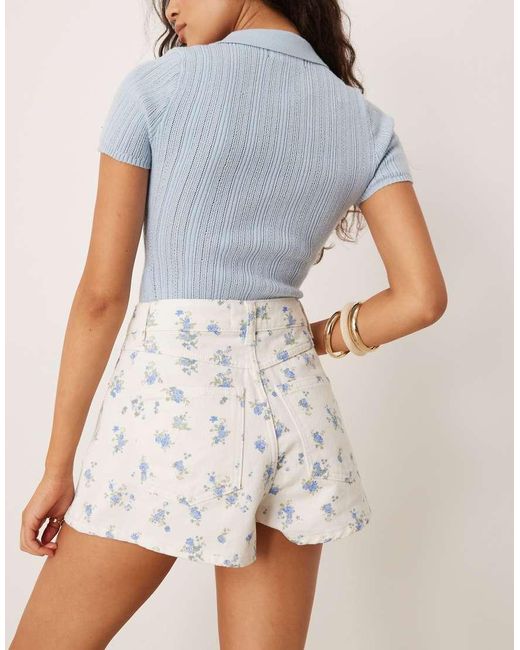 Pantalones Cortos Vaqueros Azules De Corte Acampanado Con Estampado De Florecitas De ASOS de color Blue