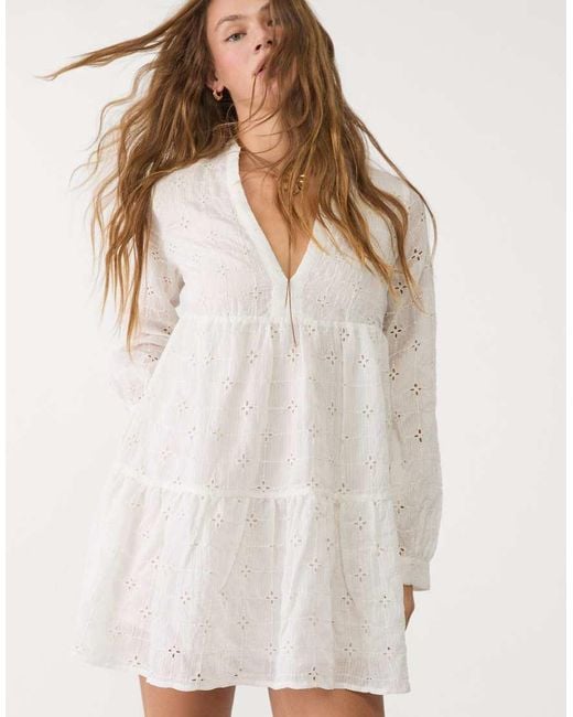 Stradivarius Mini-Jurk Met Borduursels in het White