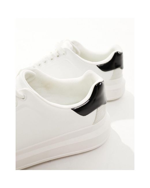 Chunky sneakers bianche con linguetta sul tallone a contrasto di Bershka in White da Uomo