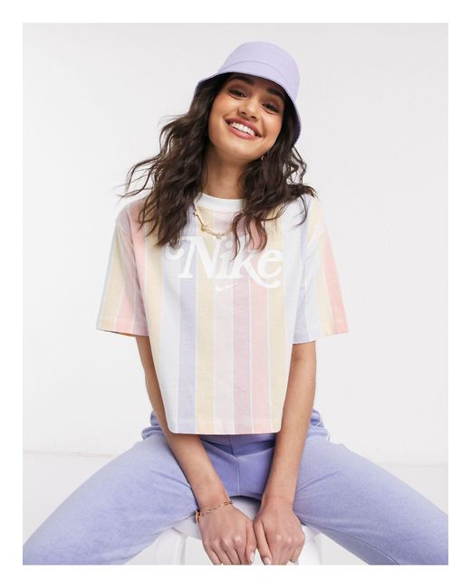 T-shirt corta a righe arcobaleno con logo rétro di Nike | Lyst