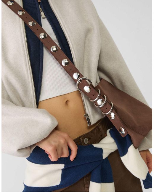 Sac bandoulière en imitation daim Stradivarius en coloris Brown