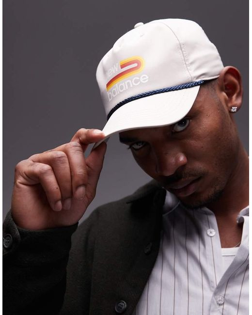 Gorra Tostada Con Estampado Gráfico Del Logo De -Neutro New Balance de color Natural