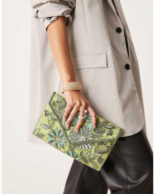 True Decadence Envelop Clutch Met Bloemen En Lovertjes in het Green