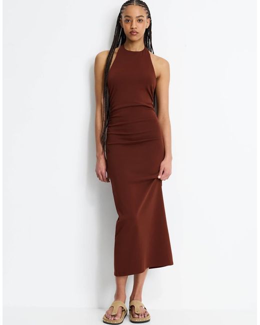 Vestito Midi Allacciato Al Collo Con Schiena Scoperta di Pull&Bear in Red
