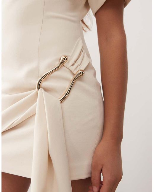 Vestido Corto Estructurado Con Cuello Alto Y Detalle Drapeado Con Adorno De Metal En La Cintura Martini De -Amarillo Lioness de color Natural