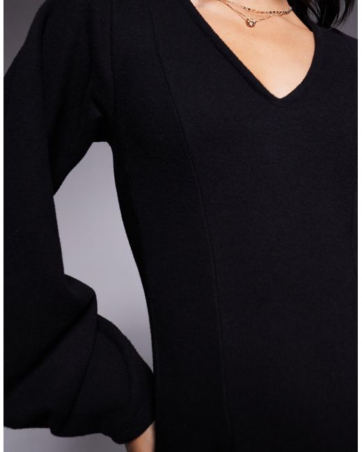 Robe courte coupe ajustée et évasée en tissu ultra doux à col en v et surpiqûres ASOS en coloris Black