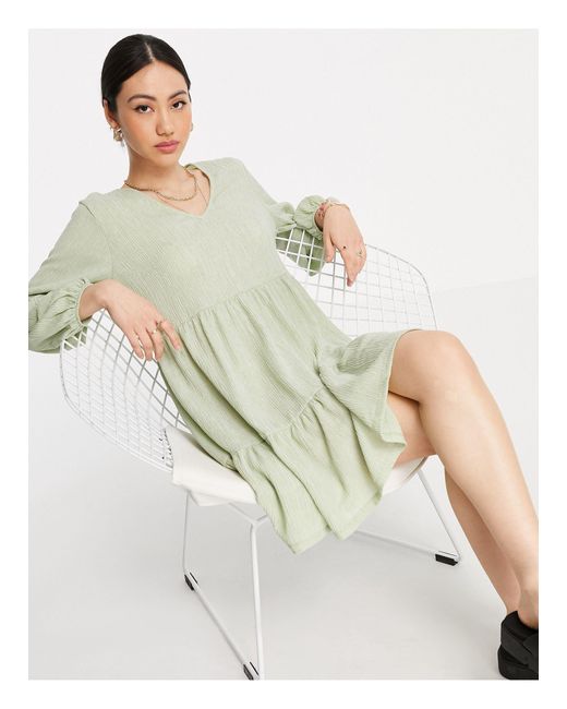 Robe babydoll courte à col v et volants étagés - sauge clair Mango en  coloris Vert | Lyst