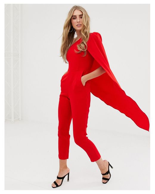 Lavish Alice Red – Figurbetonter, roter Jumpsuit mit One-Shoulder-Träger und Cape