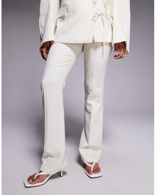 Pantalon d'ensemble évasé effet lin texturé - babeurre ASOS en coloris Gray