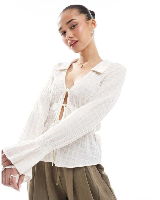 Camicia Allacciata Sul Davanti Écru Arricciata di Bershka in White