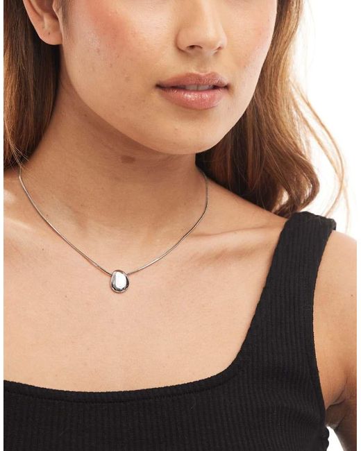 Collana Argentata Con Pendente A Ciottolo Effetto Fuso di ASOS in Black