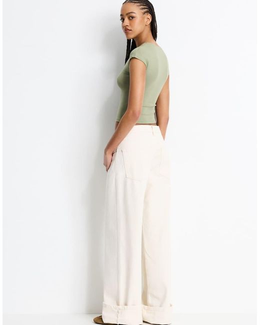 T-Shirt Aderente Kaki Pallido Con Maniche Svasate di Pull&Bear in Green