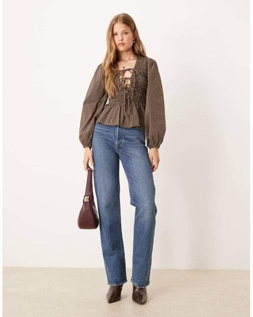 Glamorous Gesmokte Gestreepte Blouse Met Lange Mouwen En Gestrikte Voorkant in het Brown