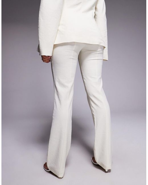 Pantalon d'ensemble évasé effet lin texturé - babeurre ASOS en coloris Gray