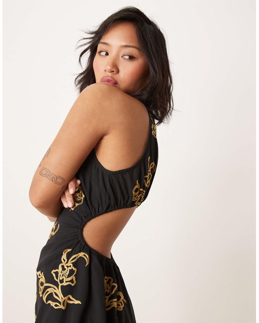Asos design petite - robe courte à encolure américaine avec dos ouvert et broderies fleuries - noir ASOS en coloris Black