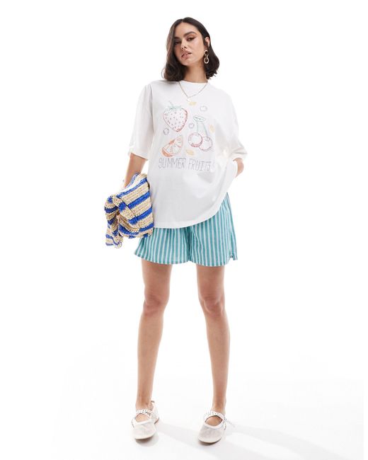 T-shirt boyfriend color crema con frutta ricamata e scritta "summer fruits" di ASOS in White