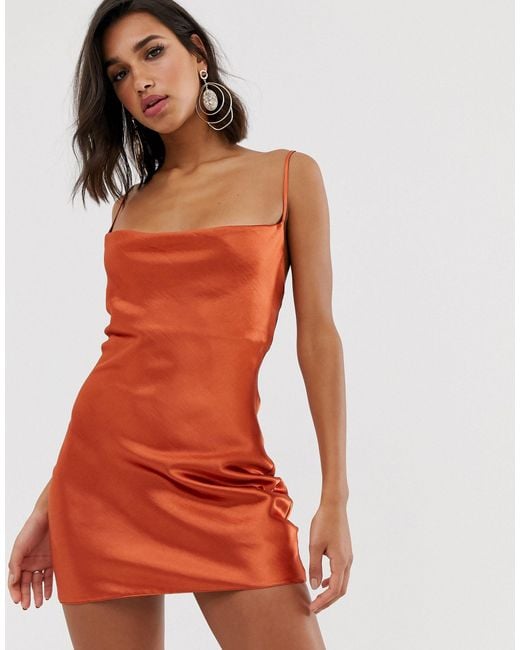 Robe nuisette courte style caraco en satin ultra brillant avec dos lacé  ASOS en coloris Marron | Lyst