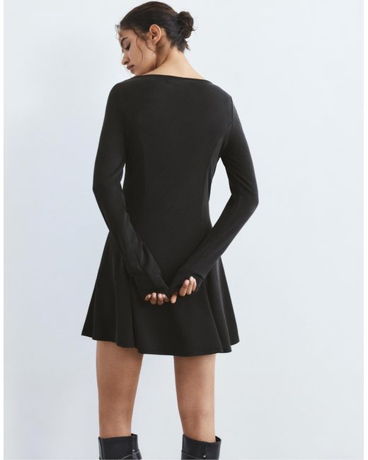 Robe courte à ourlet fluide Pull&Bear en coloris Black