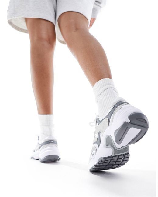 Runninspo - sneakers grigie con dettagli bianchi di Nike in White