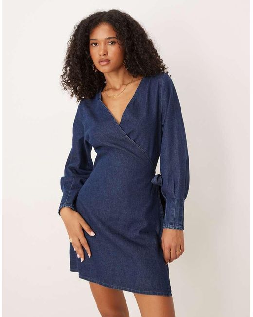 Vestido Vaquero Corto Cruzado De Manga Larga Con Acabado Enjuagado Y Puños Plisados De -Azul ASOS de color Blue
