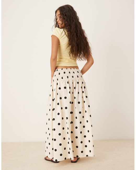 Jupe longue à pois avec taille froncée - crème ASOS en coloris Natural