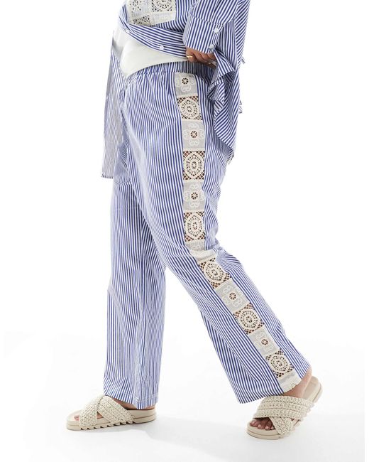 Exclusivité - renée studio plus - pantalon d'ensemble ample à rayures avec empiècement crocheté sur le côté - bleu/blanc Renee Studio en coloris Blue