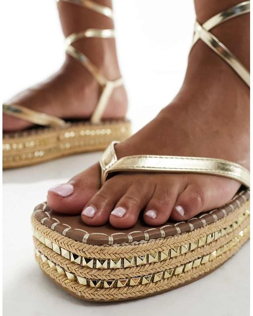 Sandalias Doradas Estilo Alpargata Con Plataforma Plana Y Detalle De Tachuelas De South Beach de color White