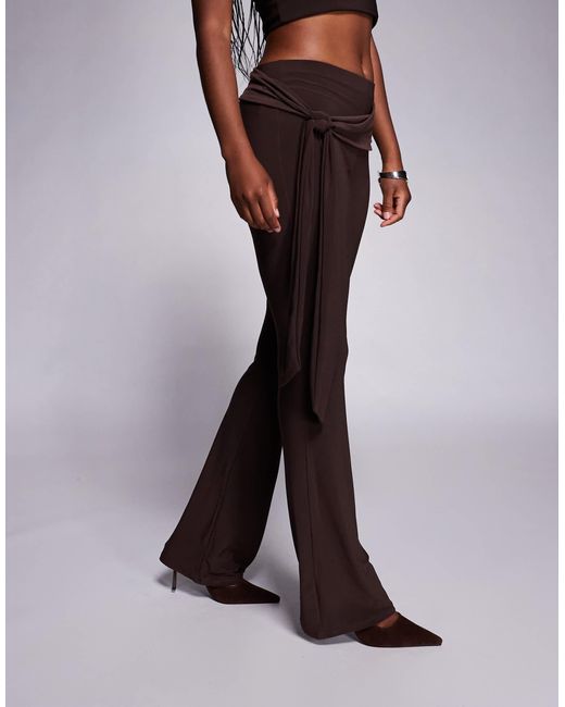 Pantalon évasé près du corps noué à la taille - chocolat ASOS en coloris Brown