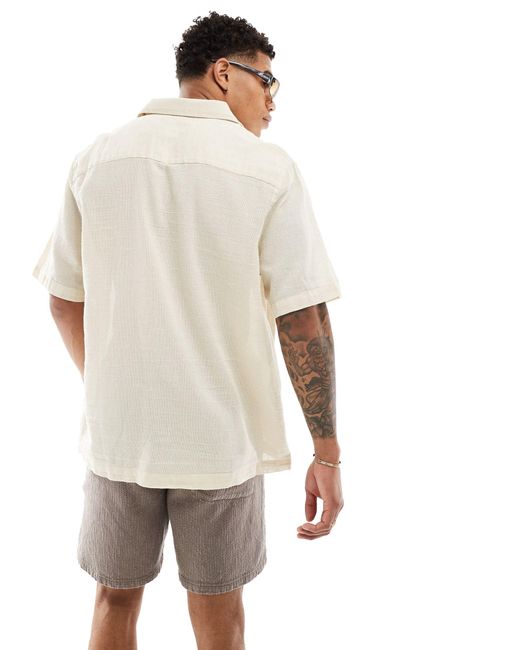 Camicia comoda testurizzata color sabbia con tasche applicate di ASOS in Natural da Uomo