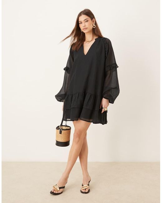 Vestito Corto A Maniche Lunghe Con Volant di Pretty Lavish in Natural