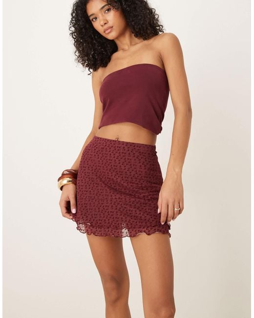 Mini-jupe en tulle à fleurs floquées avec bords ondulés - bordeaux ASOS en coloris Red