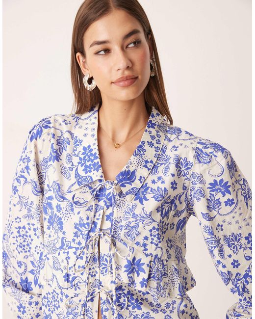 Y.A.S Blue – vorne gebundenes oberteil mit rüschen und paisley-blumenprint