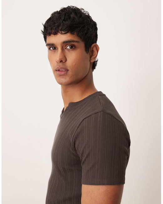 Camiseta Marrón Ajustada Con Muesca En El Cuello De Canalé De ASOS de hombre de color Brown