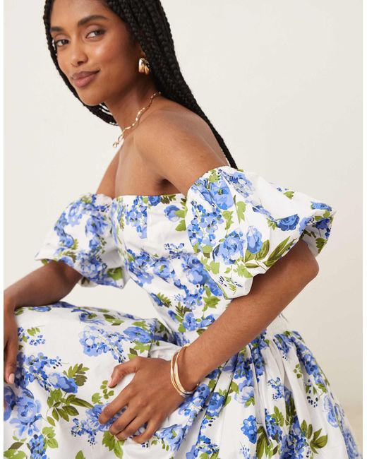 Top d'ensemble à fleurs avec épaules dénudées et manches volumineuses - et blanc Y.A.S en coloris Blue