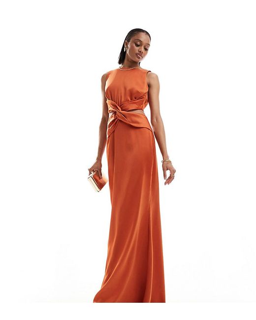 Vestido De Dama De Honor Largo Con Aberturas En La Cintura Y Espalda Pronunciada En Pico De Satén De TFNC London de color Red