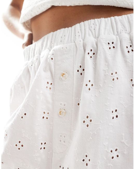 Pantalones cortos s estilo bóxer con bordado inglés ASOS de color White